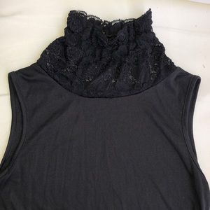 Sleeveless Blouse with Lace Collar